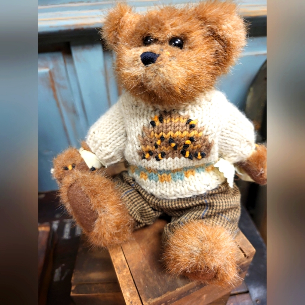 A Boyds Bee Bear. This Lil guy is so cute! About 10" long.